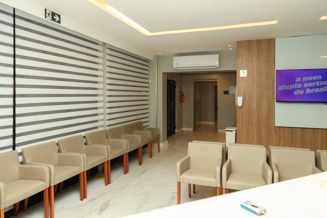 Sala de espera ampla da clínica